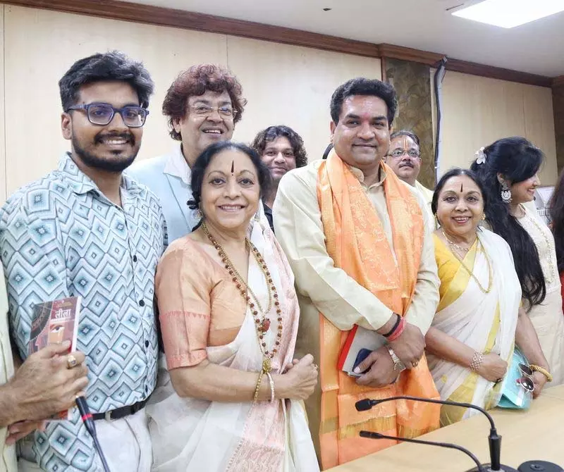 मिश्रा ने कलाकारों संग की बातचीत, सांस्कृतिक पुनर्निर्माण का संकल्प मिश्रा ने कलाकारों संग की बातचीत, सांस्कृतिक पुनर्निर्माण का संकल्प
