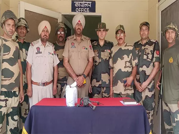 BSF ने पंजाब सीमा से ड्रोन, हेरोइन और पिस्तौल का शव बरामद किया BSF ने पंजाब सीमा से ड्रोन, हेरोइन और पिस्तौल का शव बरामद किया