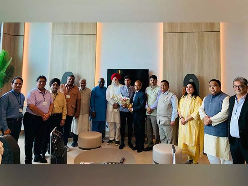 श्रीकांत शिंदे के नेतृत्व में सर्वदलीय दल सिएरा लियोन पहुंचा श्रीकांत शिंदे के नेतृत्व में सर्वदलीय दल सिएरा लियोन पहुंचा