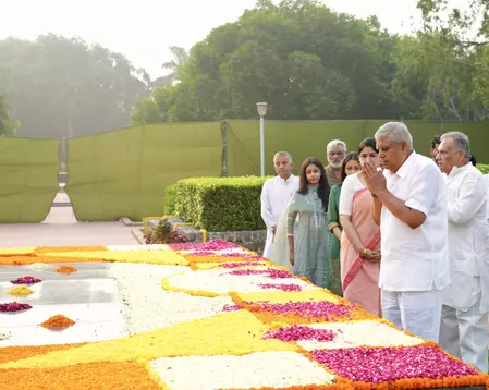 पूर्व पीएम चौधरी चरण सिंह की पुण्यतिथि: उपराष्ट्रपति जगदीप धनखड़ ने दी किसान घाट पर श्रद्धांजलि पूर्व पीएम चौधरी चरण सिंह की पुण्यतिथि: उपराष्ट्रपति जगदीप धनखड़ ने दी किसान घाट पर श्रद्धांजलि