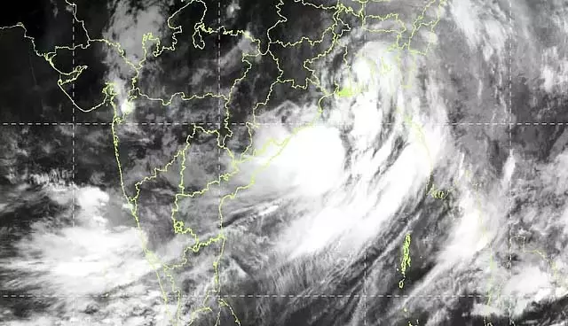Tamil Nadu : तूफ़ान का संकेत कम दबाव वाले क्षेत्र में मजबूत हो गया Tamil Nadu : तूफ़ान का संकेत कम दबाव वाले क्षेत्र में मजबूत हो गया