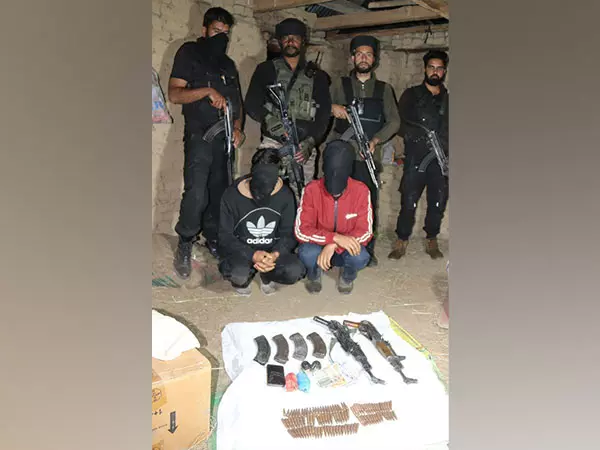 Shopian में सुरक्षा बलों द्वारा चलाए गए अभियान के बाद लश्कर-ए-तैयबा के दो आतंकवादियों ने आत्मसमर्पण किया Shopian में सुरक्षा बलों द्वारा चलाए गए अभियान के बाद लश्कर-ए-तैयबा के दो आतंकवादियों ने आत्मसमर्पण किया