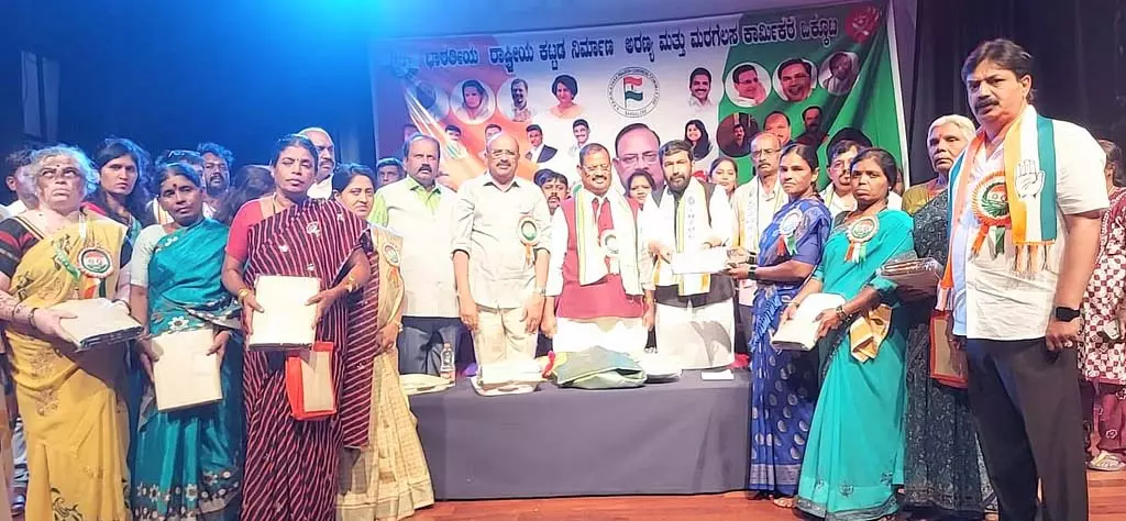 श्रमिकों के प्रयास से देश का विकास : Salim Ahmed श्रमिकों के प्रयास से देश का विकास : Salim Ahmed