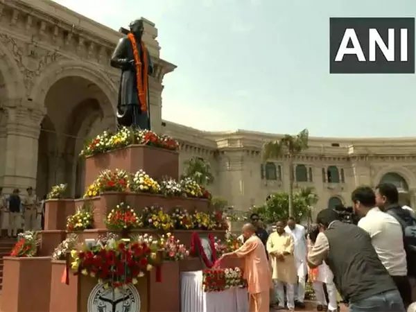 CM Yogi ने चौधरी चरण सिंह को श्रद्धांजलि दी CM Yogi ने चौधरी चरण सिंह को श्रद्धांजलि दी
