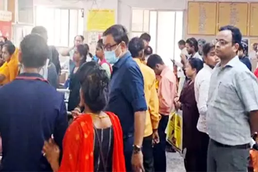 Bareilly: जिलाधिकारी ने अस्पताल की सेवाएं परखने को लाइन में लगकर कराया अल्ट्रासाउंड Bareilly: जिलाधिकारी ने अस्पताल की सेवाएं परखने को लाइन में लगकर कराया अल्ट्रासाउंड