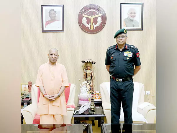 CM Yogi ने लेफ्टिनेंट जनरल अनिंद्य सेनगुप्ता से मुलाकात की CM Yogi ने लेफ्टिनेंट जनरल अनिंद्य सेनगुप्ता से मुलाकात की