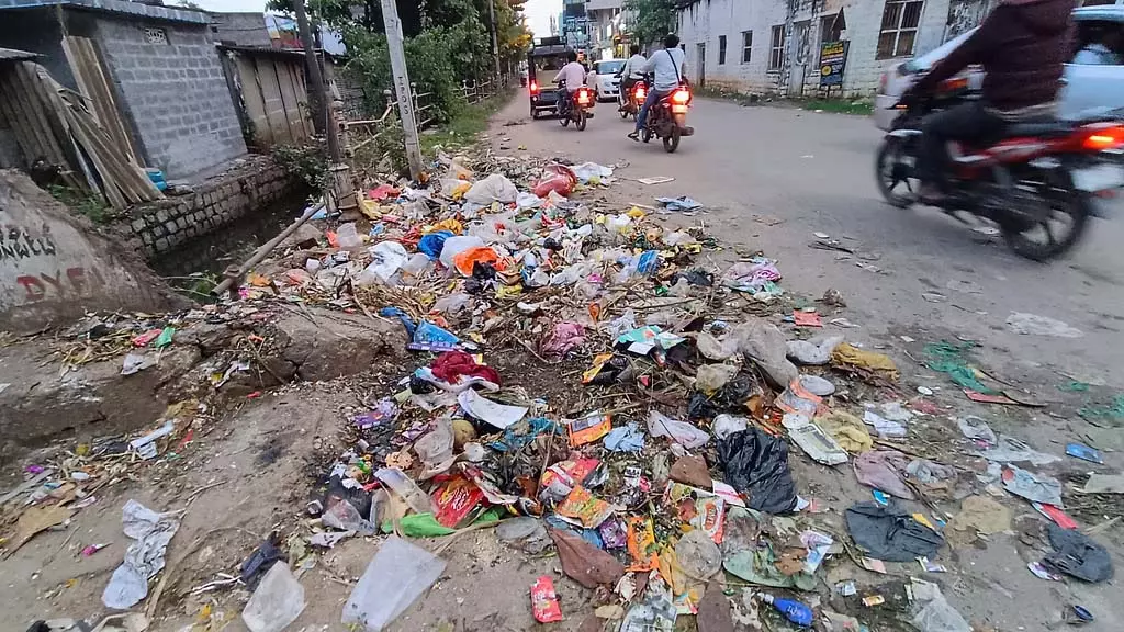 नगरपालिका कर्मचारियों की हड़ताल तीसरे दिन भी जारी: शहर में कूड़े के ढेर नगरपालिका कर्मचारियों की हड़ताल तीसरे दिन भी जारी: शहर में कूड़े के ढेर