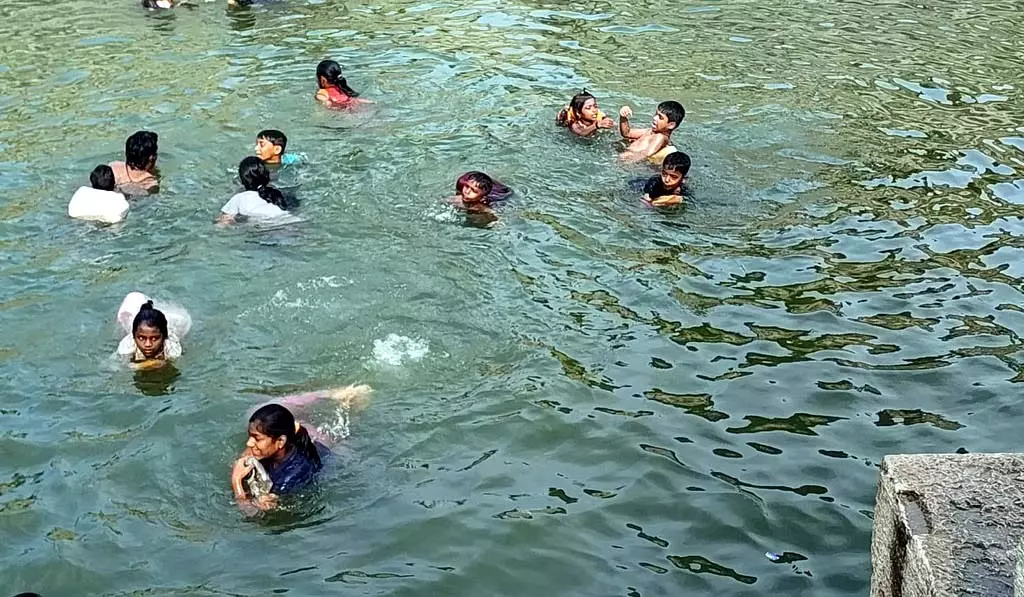 Hunasagi : आकर्षक जल विशेषताओं वाला एक गर्म झरना Hunasagi : आकर्षक जल विशेषताओं वाला एक गर्म झरना