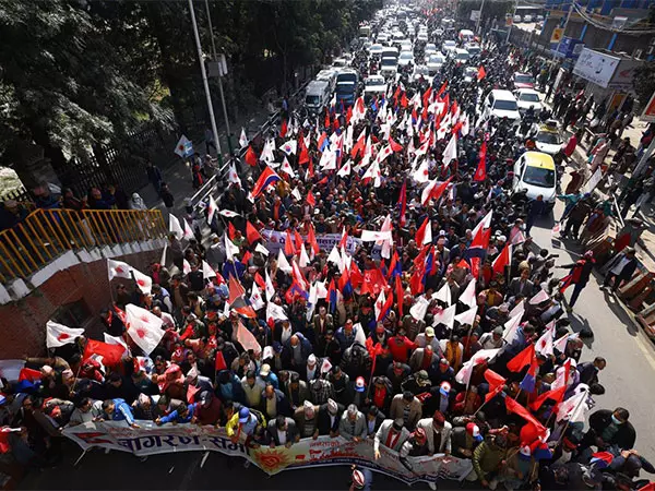काठमांडू में विपक्षी रैलियां होने की संभावना, सत्तारूढ़ UML और राजभक्त सड़कों पर उतरेंगे, सुरक्षा बढ़ाई गई काठमांडू में विपक्षी रैलियां होने की संभावना, सत्तारूढ़ UML और राजभक्त सड़कों पर उतरेंगे, सुरक्षा बढ़ाई गई