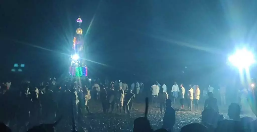 Kalaburagi : आधी रात की बारिश में भक्तों ने खींचा रथ Kalaburagi : आधी रात की बारिश में भक्तों ने खींचा रथ