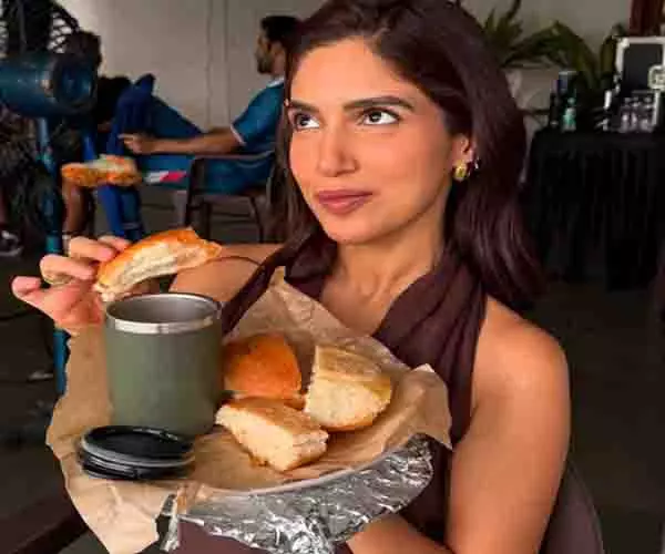 Bhumi Pednekar ने बताया कि कैसे वह सेट पर शूटिंग के दौरान जीवन का आनंद लेती हैं Bhumi Pednekar ने बताया कि कैसे वह सेट पर शूटिंग के दौरान जीवन का आनंद लेती हैं