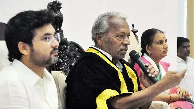 सेलम निगम बैठक में DMK और AIADMK पार्षदों के बीच हाथापाई सेलम निगम बैठक में DMK और AIADMK पार्षदों के बीच हाथापाई