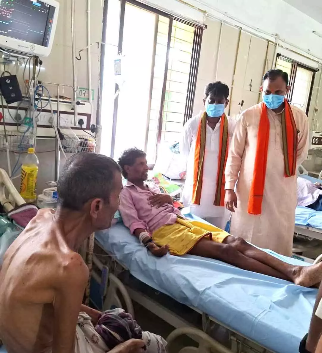 किडनी पीड़ित मरीजों से मिले स्वास्थ्य मंत्री श्याम बिहारी जायसवाल किडनी पीड़ित मरीजों से मिले स्वास्थ्य मंत्री श्याम बिहारी जायसवाल
