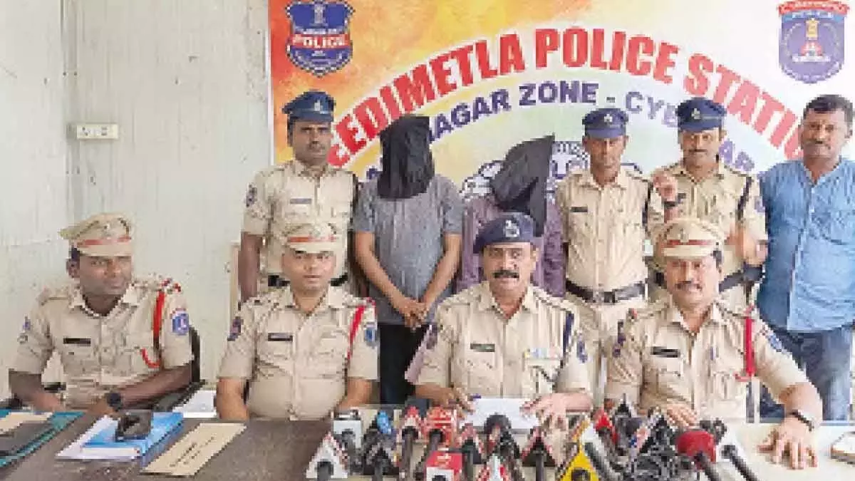 50 लाख रुपए की रंगदारी मांगने वाले दो छद्म नक्सली गिरफ्तार 50 लाख रुपए की रंगदारी मांगने वाले दो छद्म नक्सली गिरफ्तार