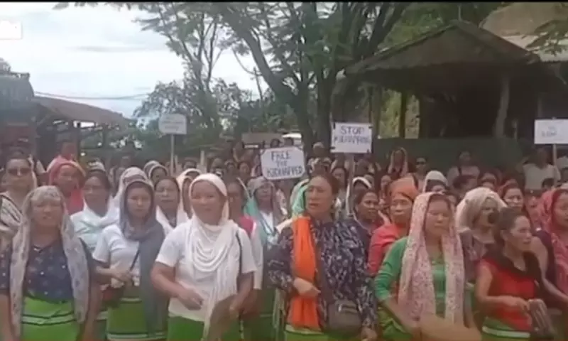 Manipur: ड्राइवर का अपहरण, तामेंगलोंग जिले में एनएच-37 पर विरोध प्रदर्शन Manipur: ड्राइवर का अपहरण, तामेंगलोंग जिले में एनएच-37 पर विरोध प्रदर्शन