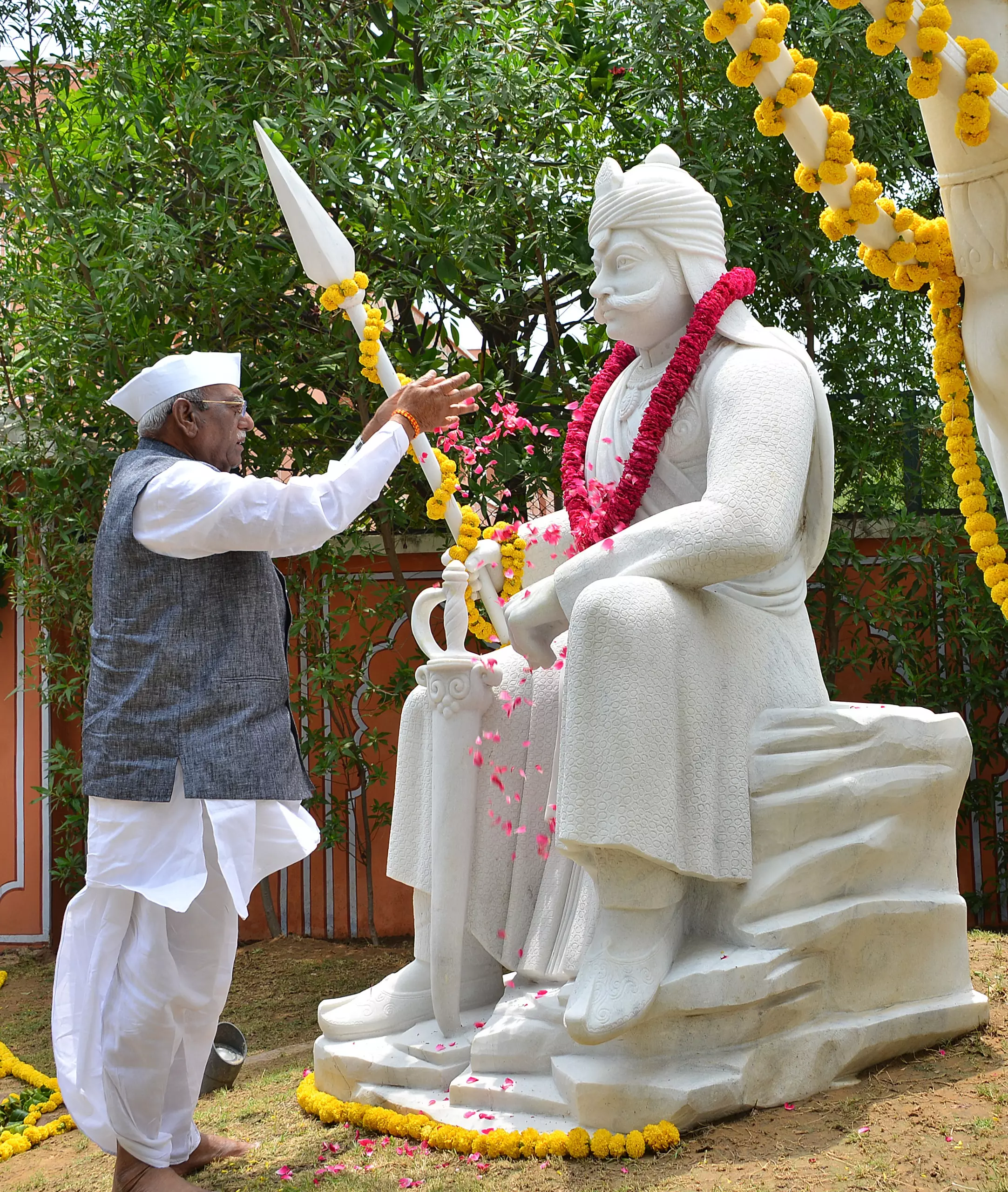 Jaipur: राज्यपाल ने राजभवन में महाराणा प्रताप जयंती पर माल्यार्पण कर श्रद्धासुमन अर्पित किए Jaipur: राज्यपाल ने राजभवन में महाराणा प्रताप जयंती पर माल्यार्पण कर श्रद्धासुमन अर्पित किए