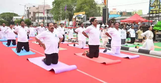 Andhra : विजयवाड़ा में पुलिस योगांध्र युवाओं ने बड़े पैमाने पर भाग लिया Andhra : विजयवाड़ा में पुलिस योगांध्र युवाओं ने बड़े पैमाने पर भाग लिया
