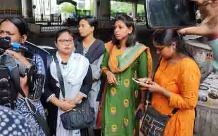 बेरोजगार शिक्षक CM Banerjee के दरवाजे पर पहुंचे, पुलिस ने उन्हें वहां से हटाया बेरोजगार शिक्षक CM Banerjee के दरवाजे पर पहुंचे, पुलिस ने उन्हें वहां से हटाया