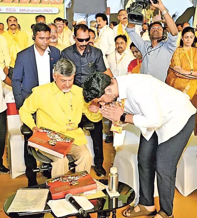 CM ने युवागलम पदयात्रा के माध्यम से राज्य के लोगों में जागरूकता पैदा करने के लिए लोकेश को बधाई दी CM ने युवागलम पदयात्रा के माध्यम से राज्य के लोगों में जागरूकता पैदा करने के लिए लोकेश को बधाई दी