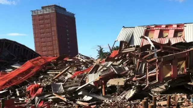 Demolition Drama: असुरक्षित इमारत लालफीताशाही से बच निकली Demolition Drama: असुरक्षित इमारत लालफीताशाही से बच निकली