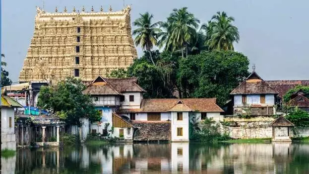 Kerala: पद्मनाभस्वामी मंदिर के ऊपर ड्रोन उड़ाने पर कोरियाई महिला पर जांच शुरू Kerala: पद्मनाभस्वामी मंदिर के ऊपर ड्रोन उड़ाने पर कोरियाई महिला पर जांच शुरू