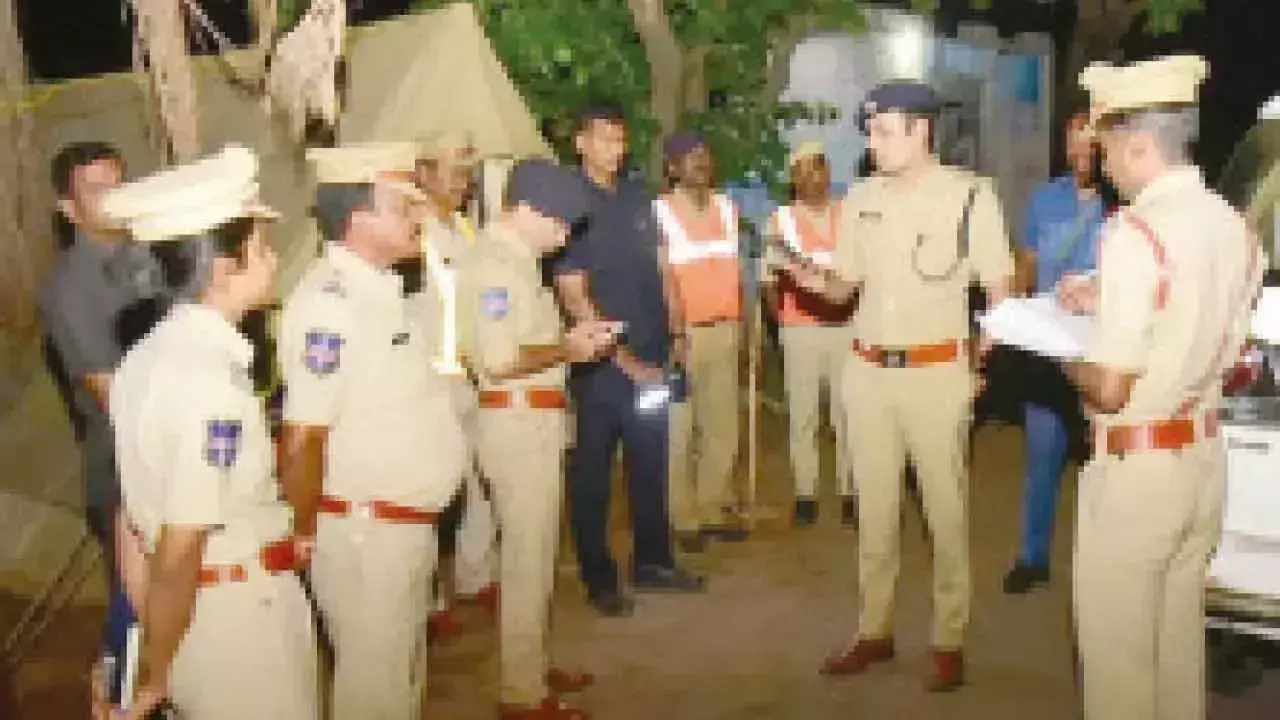 Telangana: सीपी आलम ने किया पुलिस चेकपोस्ट का निरीक्षण Telangana: सीपी आलम ने किया पुलिस चेकपोस्ट का निरीक्षण