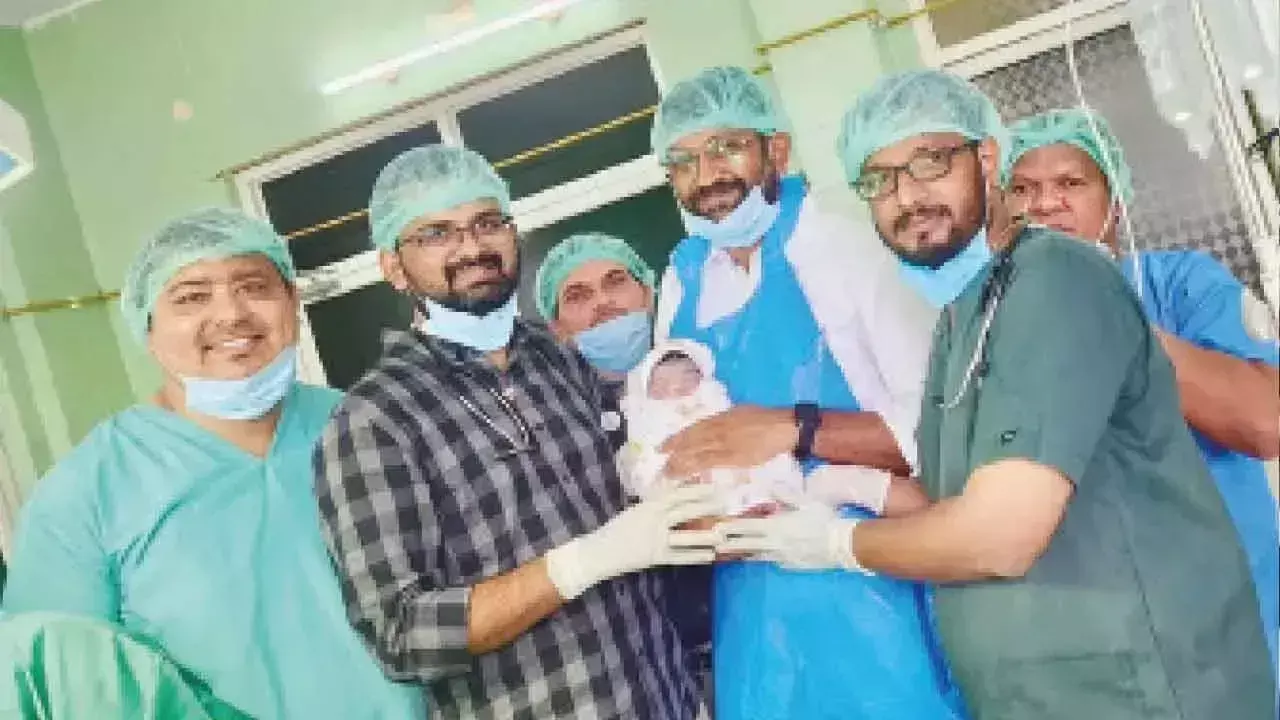 कलेक्टर जितेश वी पाटिल पत्नी को प्रसव के लिए सरकारी अस्पताल ले गए कलेक्टर जितेश वी पाटिल पत्नी को प्रसव के लिए सरकारी अस्पताल ले गए