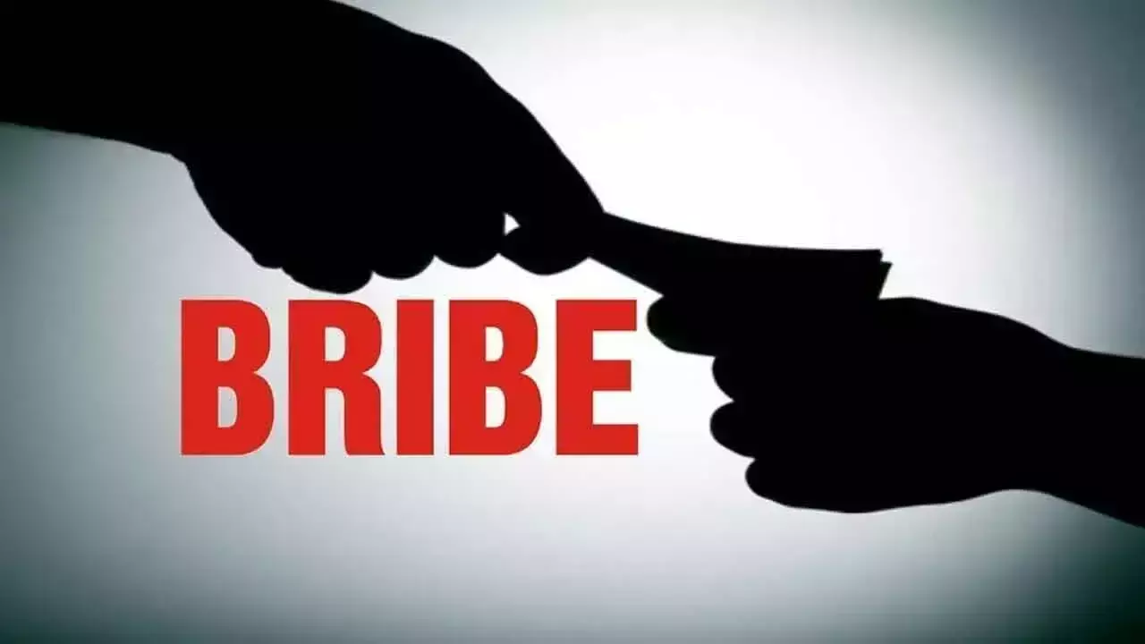 ACB ने रिश्वत मांगने के आरोप में दो आरआइ को गिरफ्तार किया ACB ने रिश्वत मांगने के आरोप में दो आरआइ को गिरफ्तार किया