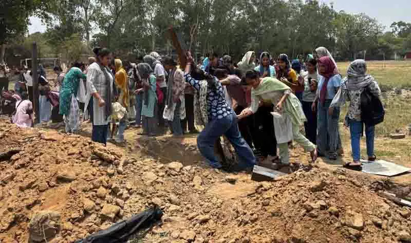 छात्रों ने GCG मैदान में मंदिर के लिए पार्किंग क्षेत्र निर्धारित करने के लिए लगाए गए खंभे उखाड़े छात्रों ने GCG मैदान में मंदिर के लिए पार्किंग क्षेत्र निर्धारित करने के लिए लगाए गए खंभे उखाड़े
