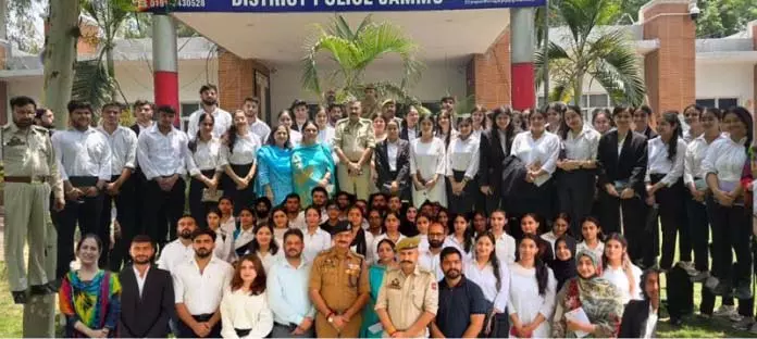 JU लॉ स्कूल के छात्रों ने पुलिस स्टेशनों का दौरा किया JU लॉ स्कूल के छात्रों ने पुलिस स्टेशनों का दौरा किया