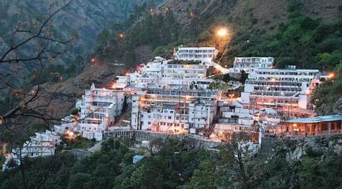 Jammu: वैष्णो देवी तीर्थयात्रियों की संख्या बढ़ने से कटरा में चहल-पहल लौटी Jammu: वैष्णो देवी तीर्थयात्रियों की संख्या बढ़ने से कटरा में चहल-पहल लौटी