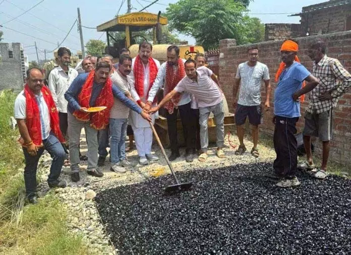 MLA ने त्रिलोकपुर में सड़क विकास कार्य का किया शुभारंभ MLA ने त्रिलोकपुर में सड़क विकास कार्य का किया शुभारंभ