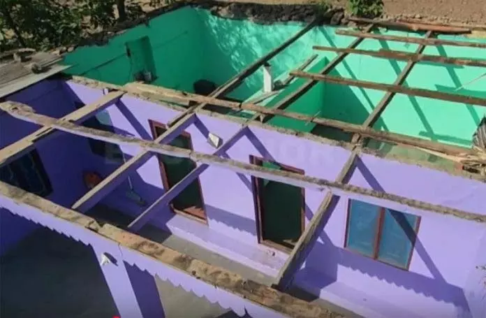 Jammu: गोलाबारी की चपेट में आकर गरीब ग्रामीण का घर तूफान में क्षतिग्रस्त हो गया Jammu: गोलाबारी की चपेट में आकर गरीब ग्रामीण का घर तूफान में क्षतिग्रस्त हो गया