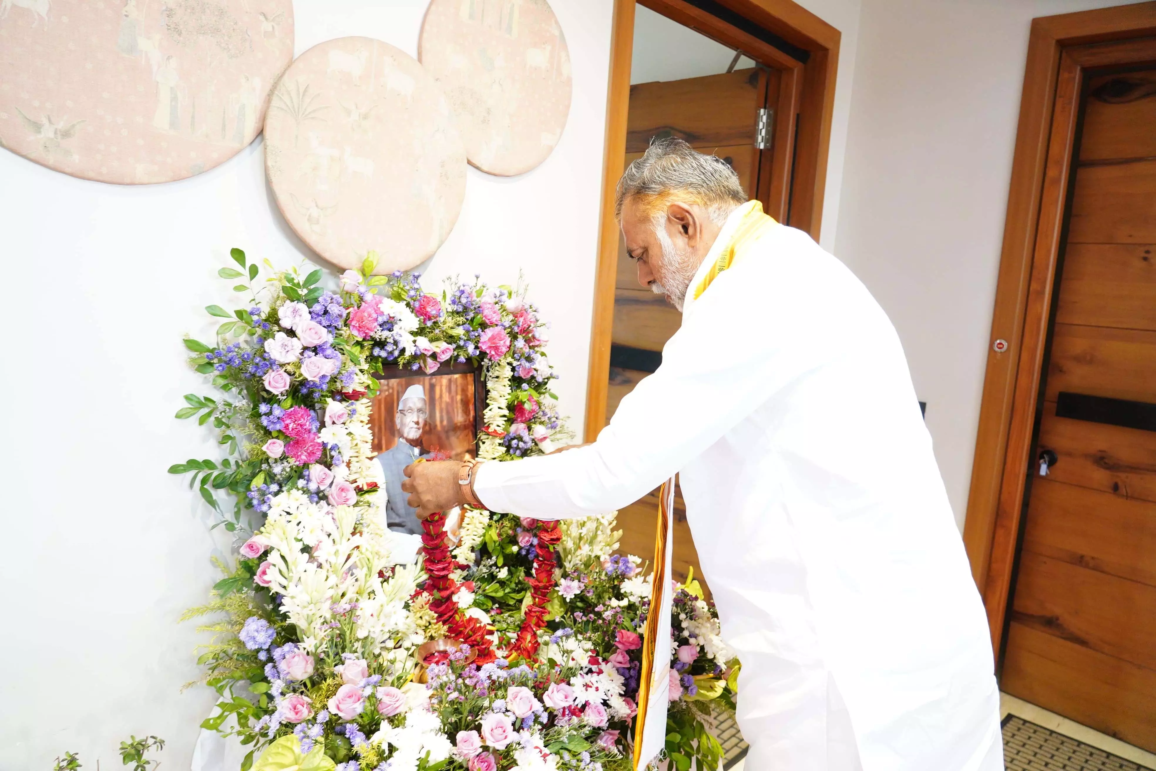 सांसद बृजमोहन से मिले कैलाश विजयवर्गीय प्रहलाद सिंह पटेल, पिता को दी श्रद्धांजलि सांसद बृजमोहन से मिले कैलाश विजयवर्गीय प्रहलाद सिंह पटेल, पिता को दी श्रद्धांजलि
