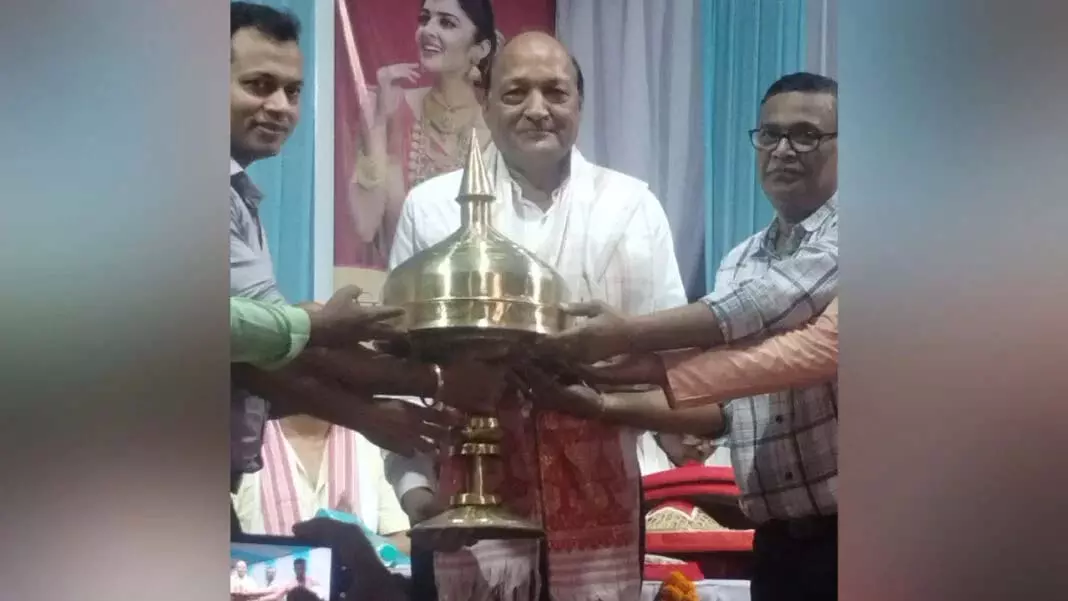 Assam: बारपेटा रोड ट्रेडर्स एसोसिएशन ने व्यवसायी बिनोद मोर को सम्मानित किया Assam: बारपेटा रोड ट्रेडर्स एसोसिएशन ने व्यवसायी बिनोद मोर को सम्मानित किया