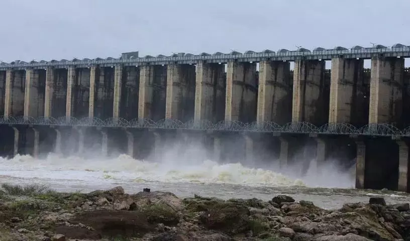 Krishna river में बाढ़ आने के कारण जुराला परियोजना के दस गेट खोले गए Krishna river में बाढ़ आने के कारण जुराला परियोजना के दस गेट खोले गए