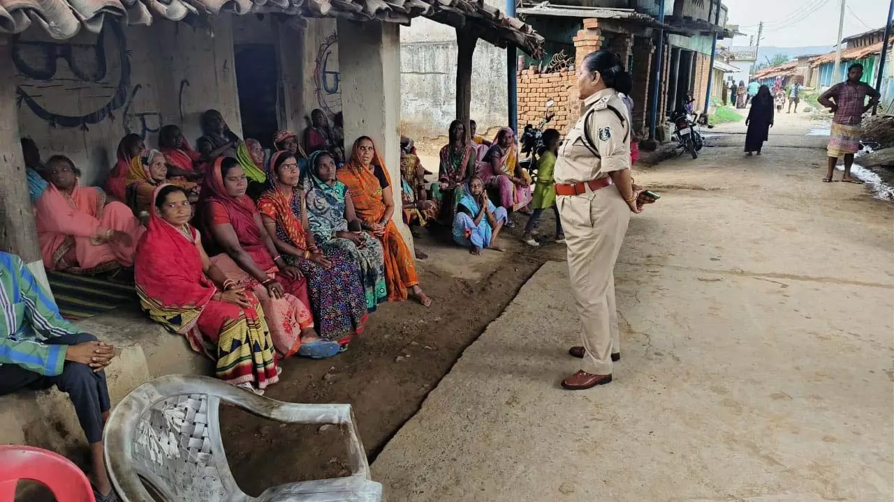 कोतरारोड़ पुलिस की पहल पर ग्राम बायंग में महिला समिति का गठन कोतरारोड़ पुलिस की पहल पर ग्राम बायंग में महिला समिति का गठन