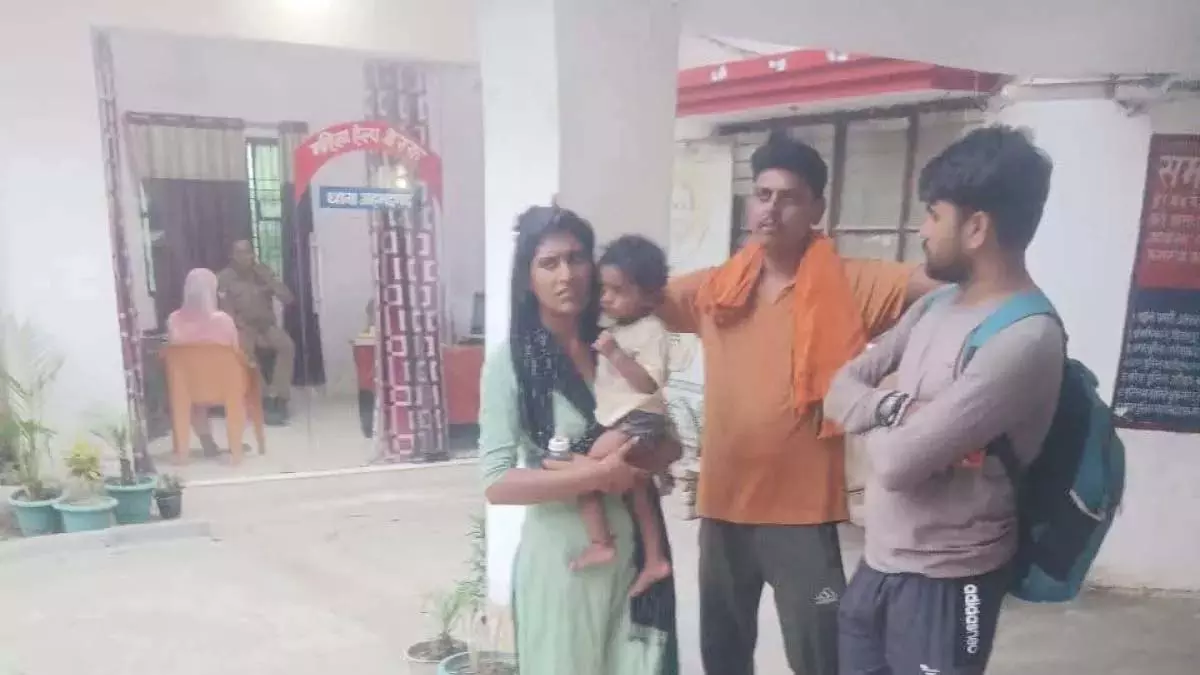 UP: पत्नी और तीन बेटियों की दर्दनाक विदाई, नीले ड्रम में मिला शव UP: पत्नी और तीन बेटियों की दर्दनाक विदाई, नीले ड्रम में मिला शव
