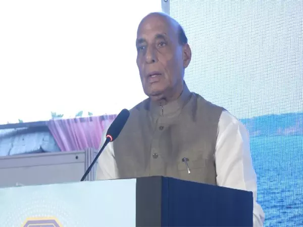 रक्षा मंत्री राजनाथ सिंह ने की सशस्त्र बलों में महिलाओं की भूमिका की सराहना रक्षा मंत्री राजनाथ सिंह ने की सशस्त्र बलों में महिलाओं की भूमिका की सराहना