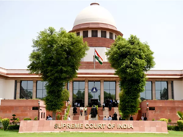 सुप्रीम कोर्ट ने NCLAT के आदेश के खिलाफ बायजूस प्रमोटर्स की अपील स्वीकार की सुप्रीम कोर्ट ने NCLAT के आदेश के खिलाफ बायजूस प्रमोटर्स की अपील स्वीकार की