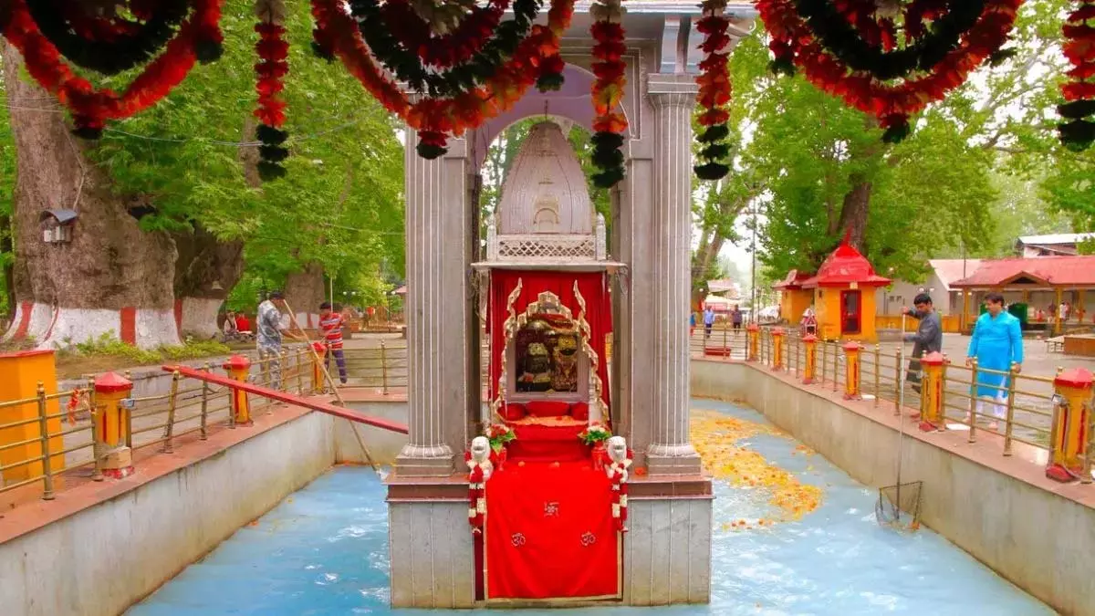 Ksheer भवानी मेला 2025: एक जून को निकलेगा वैश्य दल, तैयारियां तेज Ksheer भवानी मेला 2025: एक जून को निकलेगा वैश्य दल, तैयारियां तेज