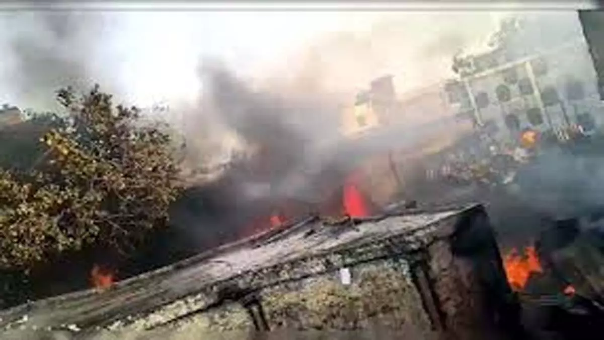 Delhi: चांदनी चौक की फेमस साड़ी दुकान में भीषण आग, लाखों का नुकसान Delhi: चांदनी चौक की फेमस साड़ी दुकान में भीषण आग, लाखों का नुकसान