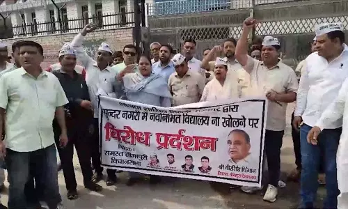 दिल्ली में सरकारी स्कूलों की देरी पर आप का विरोध प्रदर्शन
