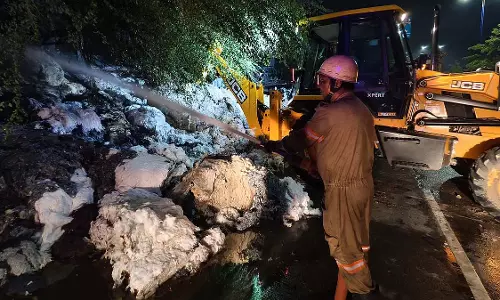 Indore : कॉटन फैक्ट्री में भीषण आग, लाखों का माल जलकर खाक Indore : कॉटन फैक्ट्री में भीषण आग, लाखों का माल जलकर खाक