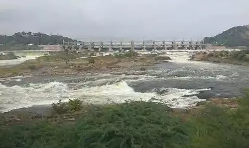 Tamil Nadu : मेट्टूर बांध में पानी का प्रवाह बढ़ा Tamil Nadu : मेट्टूर बांध में पानी का प्रवाह बढ़ा