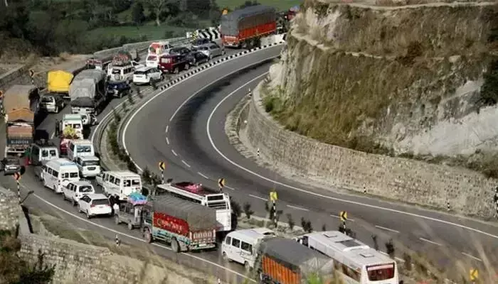Jammu: जम्मू-श्रीनगर हाइवे खुला, यात्रियों के लिए यात्रा सहज Jammu: जम्मू-श्रीनगर हाइवे खुला, यात्रियों के लिए यात्रा सहज
