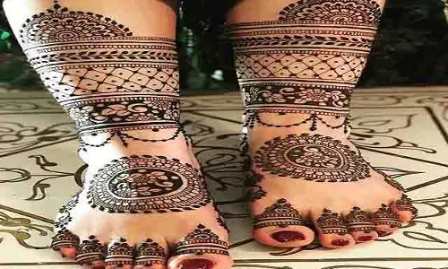 Foot Mehndi Design: छुट्टी हो या शादी, पैरों पर मेहंदी से पाएं परफेक्ट लुक - ट्रेंडिंग डिजाइनों पर एक नजर