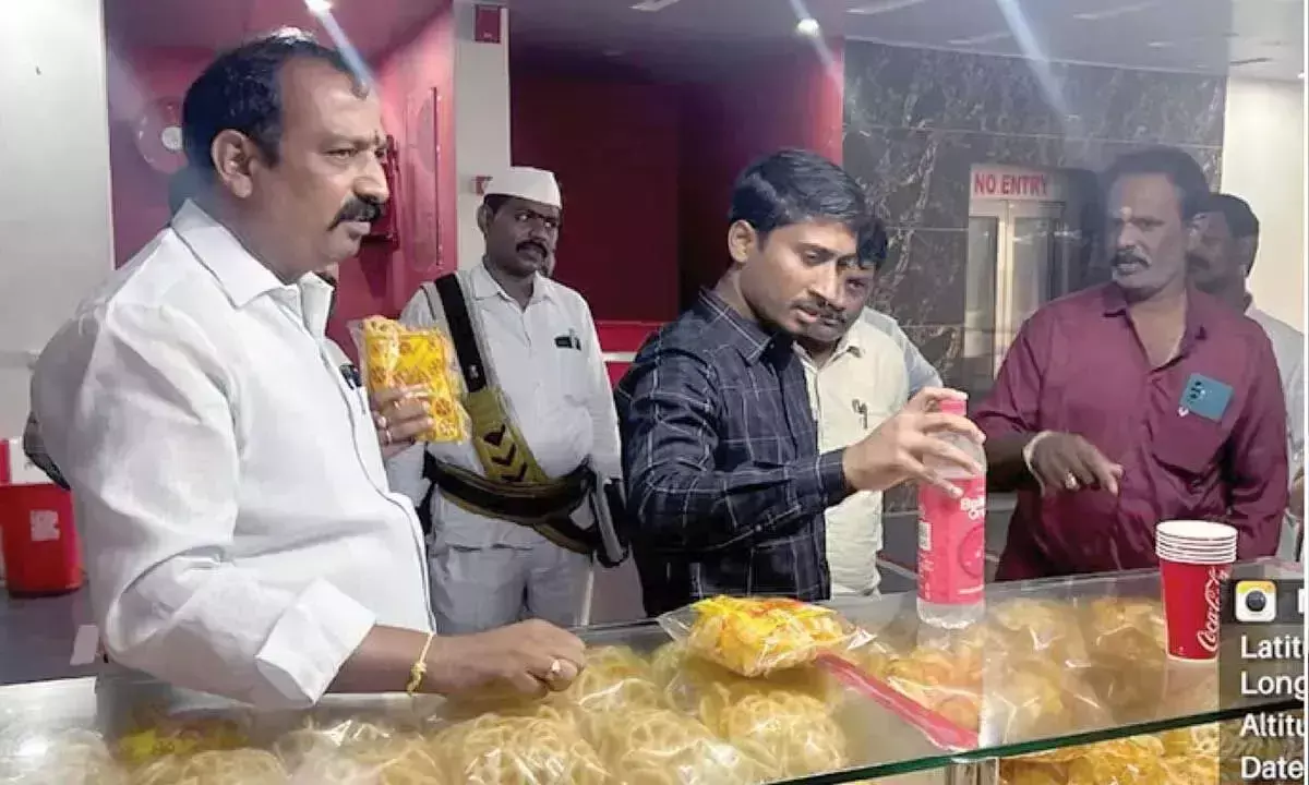 आरडीओ महेश ने धर्मावरम में सिनेमाघरों का औचक निरीक्षण किया