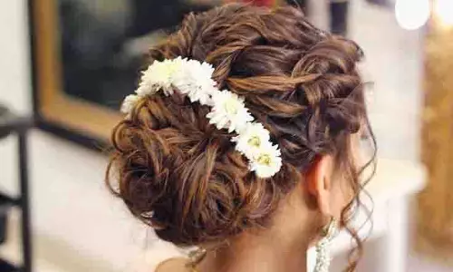 Perfect Hairstyle: समर वेडिंग के लिए परफेक्ट हेयरस्टाइल, घंटों तक नहीं हिलेंगे बाल Perfect Hairstyle: समर वेडिंग के लिए परफेक्ट हेयरस्टाइल, घंटों तक नहीं हिलेंगे बाल