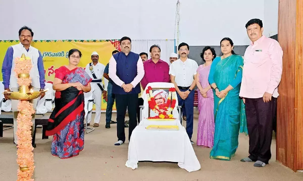 Andhra: एनटीआर को उनकी जयंती पर दूरदर्शी नेता के रूप में याद किया गया